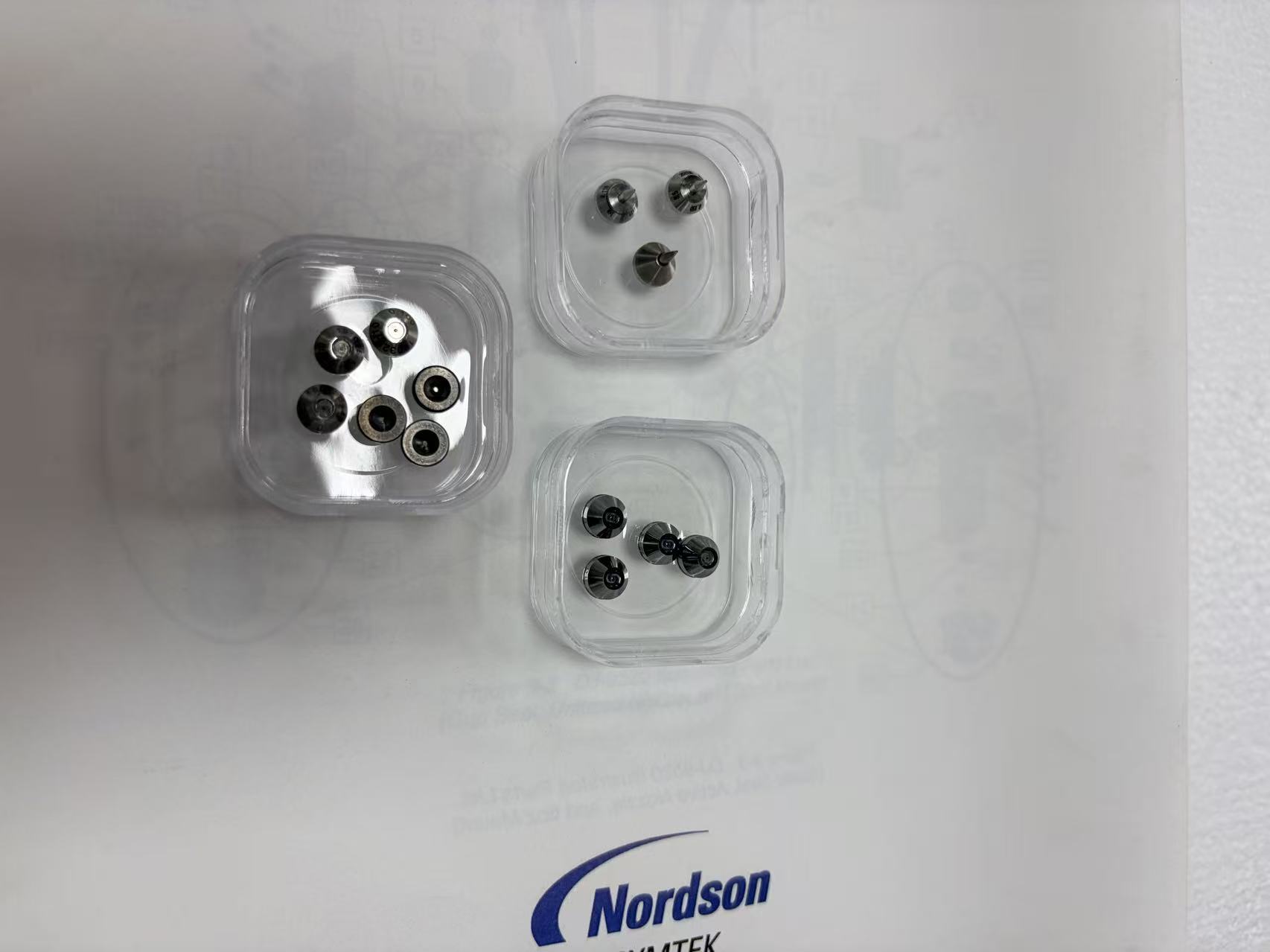 Earraí Inchaite Nordson